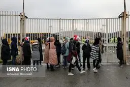 زنان هوادار مقابل درب ورزشگاه آزادی: مرد سالار نباشید!
