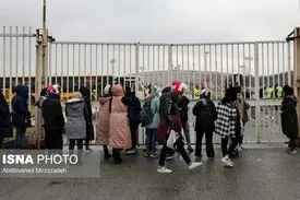 زنان هوادار مقابل درب ورزشگاه آزادی: مرد سالار نباشید!