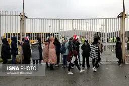 زنان هوادار مقابل درب ورزشگاه آزادی: مرد سالار نباشید!