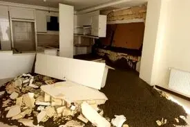 تانکر حامل بنزین دراصفهان دچارحادثه شد/تخریب دیوار هنگام بتن ریزی