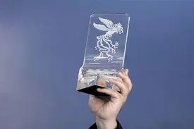 فرش قرمز جشنواره فیلم فجر دیگر قرمز نیست!