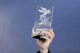 فرش قرمز جشنواره فیلم فجر دیگر قرمز نیست!