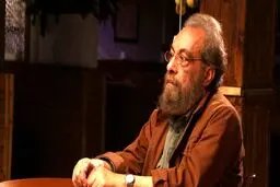 فراستی: بازی جواد عزتی فاجعه است!