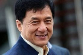 جکی چان در حمل مشعل المپیک