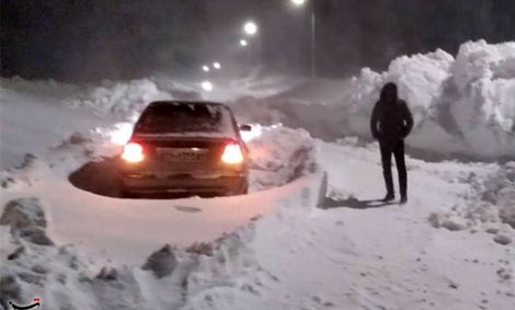 فردی ۳۷ ساله گرفتار در کولاک توسط امدادگران نجات داده شد