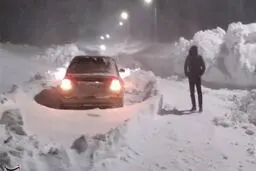 فردی ۳۷ ساله گرفتار در کولاک توسط امدادگران نجات داده شد