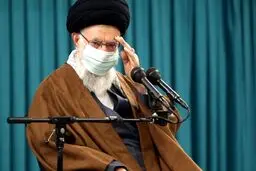 رهبر معظم انقلاب: به شیوه‌نامه‌هایی که پزشکان اعلام می‌کنند، مقیدم، اصرار روی ماسک دارم