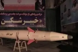 رونمایی از موشک بالستیک «خیبرشکن» با برد ۱۴۵۰ کیلومتر