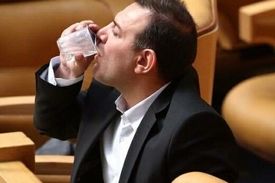 عزیزی خادم حدود یک میلیارد را پس نمی‌دهد