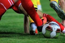 کادر نساجی و آلمینیوم پیش از شروع بازی درگیرشدند