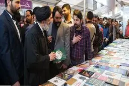 رئیس جمهور سرزده از نمایشگاه کتاب بازدید کرد