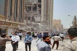 ۴ مصدوم و یک کشته در پی ریزش ساختمان در آبادان