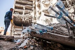 ۷ نفر همچنان زیر آوار مدفون هستند