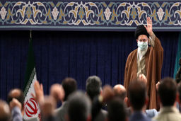 کارگران در صف مقدم مقابله با سیاست دشمن برای از کار انداختن تولید کشور ایستادند