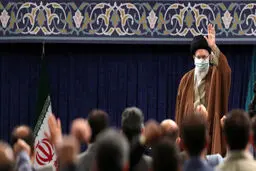کارگران در صف مقدم مقابله با سیاست دشمن برای از کار انداختن تولید کشور ایستادند