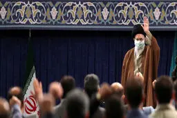 کارگران در صف مقدم مقابله با سیاست دشمن برای از کار انداختن تولید کشور ایستادند
