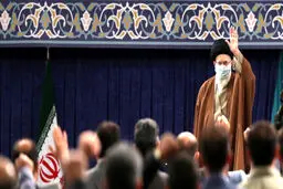 کارگران در صف مقدم مقابله با سیاست دشمن برای از کار انداختن تولید کشور ایستادند
