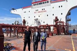 بازدید سفیر کشورمان در یونان از کشتی توقیف شده حامل نفت ایران