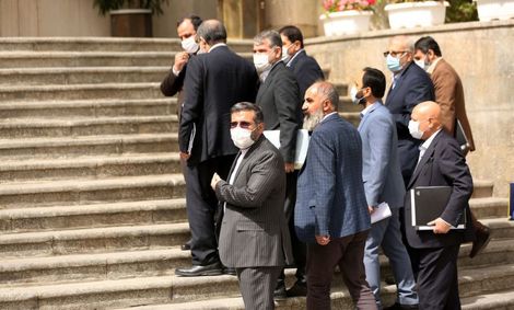 عقب نشینی دولت از تصمیم حقوق و دستمزدی خود