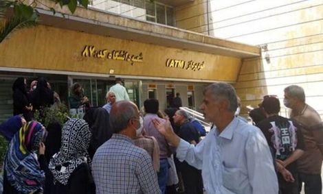 تصاویر تجمع مال‌ باختگان صندوق امانات بانک ملی؛ اموالمان را برگردانید