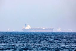 نزدیک شدن قایق‌های ایرانی در خلیج فارس به کشتی‌های آمریکایی