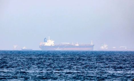 نزدیک شدن قایق‌های ایرانی در خلیج فارس به کشتی‌های آمریکایی