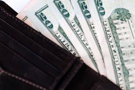 دلار و یورو چند؟