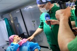 جراحی چشم مادربزرگ درگزینی توسط وزیر بهداشت