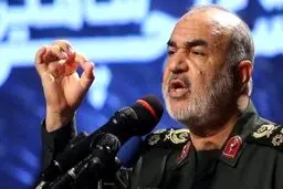 دشمن می‌خواهد اعتماد به نفس را از ما بگیرد و ما را از درون تهی کند