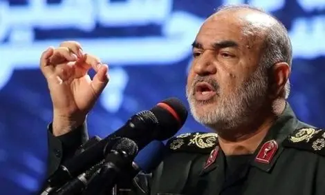 دشمن می‌خواهد اعتماد به نفس را از ما بگیرد و ما را از درون تهی کند