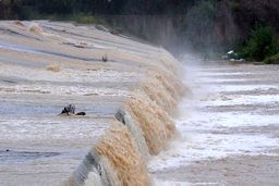 فریادهای دختر ۱۰ ساله ملایری را کسی نشنید / پدرش او را به سیل سپرد !