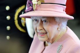 زیر شلواری ملکه انگلیس حراج شد!