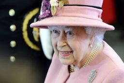 زیر شلواری ملکه انگلیس حراج شد!