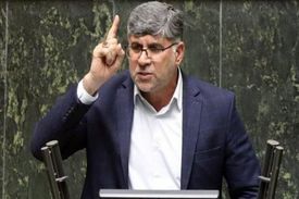 حیدری، نایب‌رئیس کمیسیون امنیت ملی مجلس: نماینده‌ای که هنوز به مجلس نیامده و درباره بمب هسته‌ای اظهار‌نظر می‌کند، نماینده نیست./ اگر مقام معظم رهبری اجازه دهند دانشمندان ما بمب هسته‌ای می‌سازند.