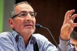 صادق زیباکلام به زندان رفت