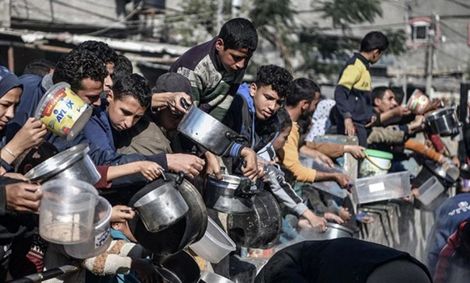 پزشک عمانی: کودکان غزه از شدت گرسنگی سنگ‌ریزه و باتری می‌خورند