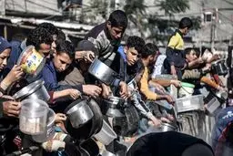 پزشک عمانی: کودکان غزه از شدت گرسنگی سنگ‌ریزه و باتری می‌خورند