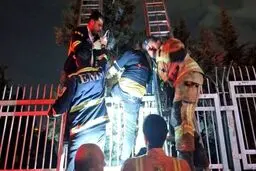 مرد میانسال در میدان آزادی دچار حادثه عجیب شد!