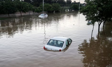 سیلاب وحشتناک در خیابان‌های مشهد؛ خودرو‌ها را آب برد