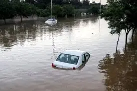 سیلاب وحشتناک در خیابان‌های مشهد؛ خودرو‌ها را آب برد