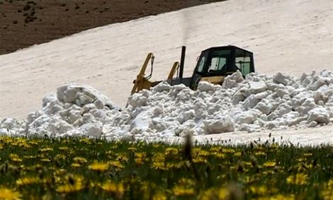 برف‌روبی در اوج گرمای تابستان