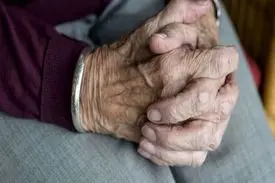 مزاحمت‌های خواستگار خیالی برای زن ۷۱ ساله