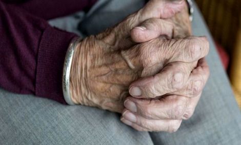 مزاحمت‌های خواستگار خیالی برای زن ۷۱ ساله