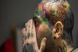 سکوت در برابر عربده‌های تتلوی دهن‌آلوده