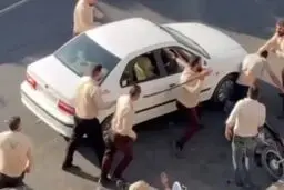 نوروزی، حقوقدان: شهرداری‌ها گاه با ضرب‌وشتم و تخریب بساط دستفروشان مرتکب اعمال مجرمانه می‌شوند/ متاسفانه در ایران صاحبان قدرت عملاً مورد مواخذه قرار نمی‌گیرند
