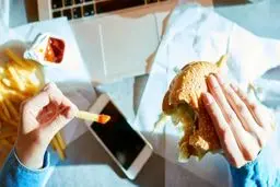 ۱۱ غذای سرطان زایی که هر روز مصرف می‌کنید