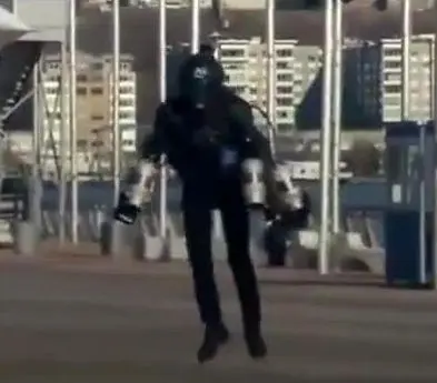 با این لباس به تنهایی می‌توانید پرواز کنید!