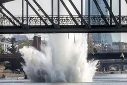 کشف بمب ۲۵۰ کیلویی متعلق به جنگ جهانی دوم در آلمان / بمب در زیر آب منفجر شد + تصاویر