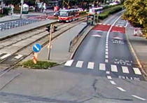 له شدن زیر تراموا، عاقبت استفاده از تلفن همراه حین پیاده روی + فیلم