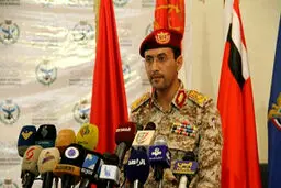 حمله بی‌سابقه یمنی‌ها به عربستان / ۱۰ موشک بالستیک همزمان فرودگاه جیزان را بمباران کردند